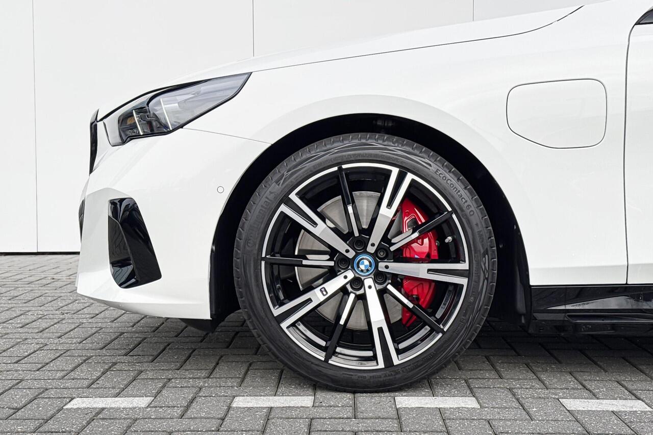 BMW 5-SERIE Sedan 550e xDrive | M Sport | Driving Assistant Professional | stuur verwarmd