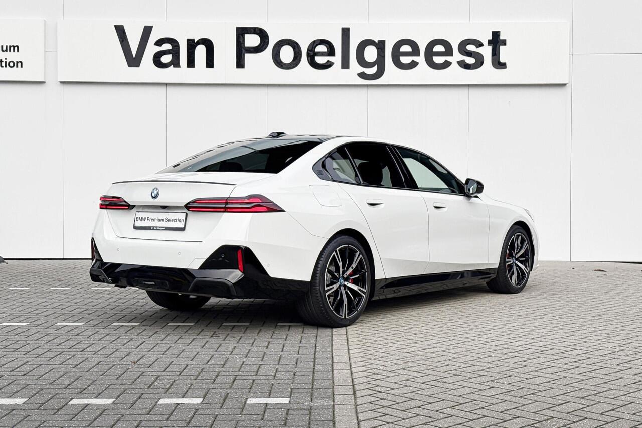 BMW 5-SERIE Sedan 550e xDrive | M Sport | Driving Assistant Professional | stuur verwarmd