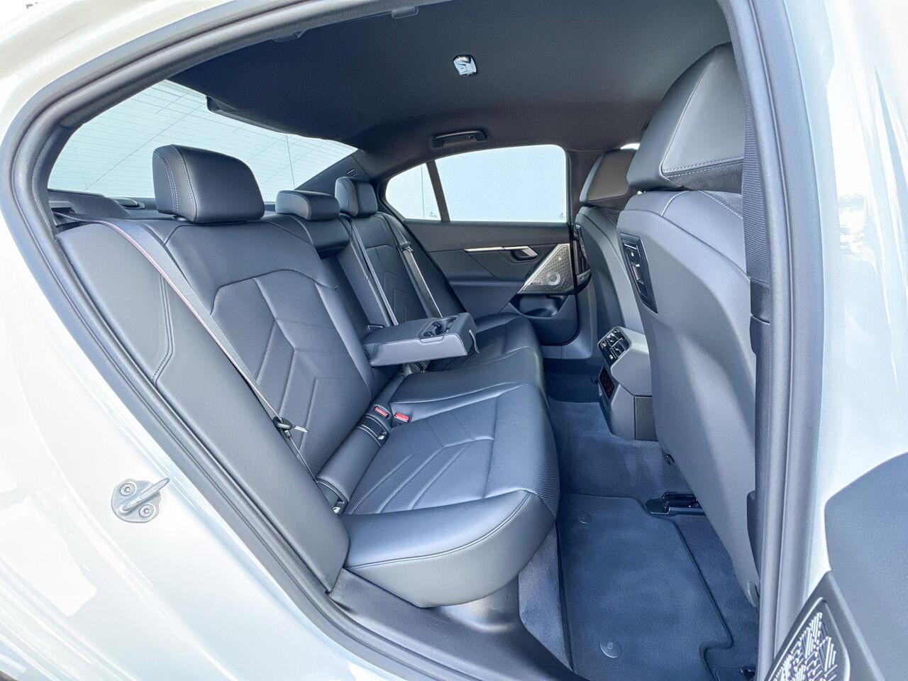 BMW 5-SERIE Sedan 550e xDrive | M Sport | Driving Assistant Professional | stuur verwarmd