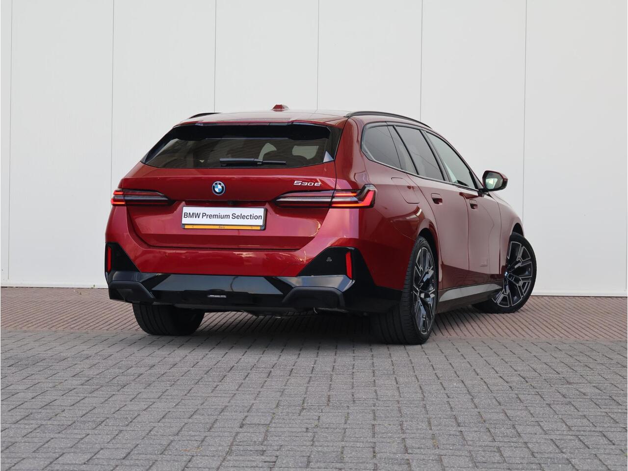 BMW 5-SERIE Touring 530e M Sportpakket Pro/ Stuurwiel verwarmd/ Comfort Access/ Elektrische Trekhaak/ panoramadak/ Stoelventilatie voorstellen/ Bowers & Wilkins / Ekris Selection