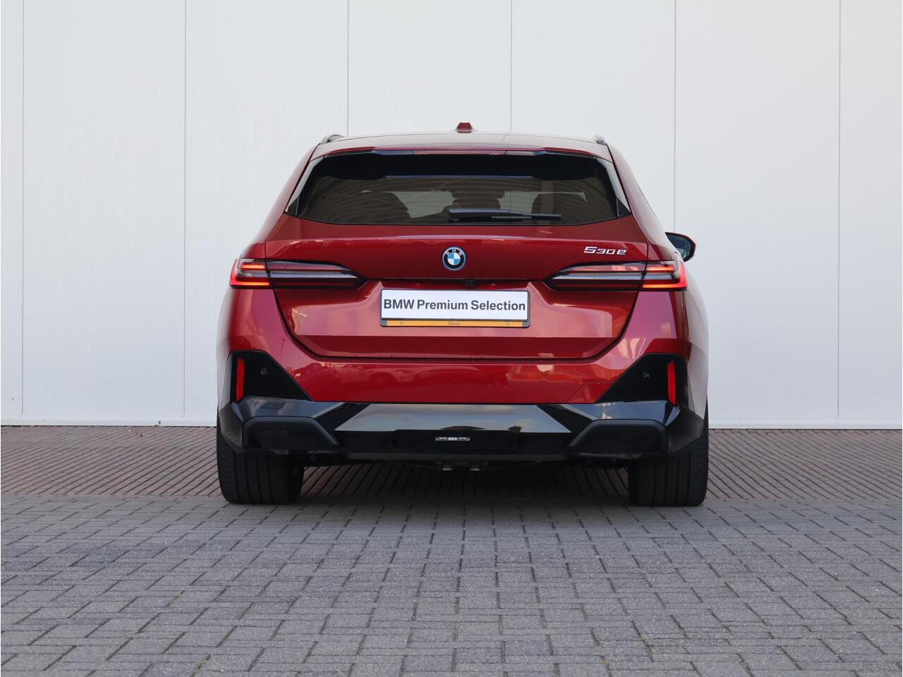 BMW 5-SERIE Touring 530e M Sportpakket Pro/ Stuurwiel verwarmd/ Comfort Access/ Elektrische Trekhaak/ panoramadak/ Stoelventilatie voorstellen/ Bowers & Wilkins / Ekris Selection