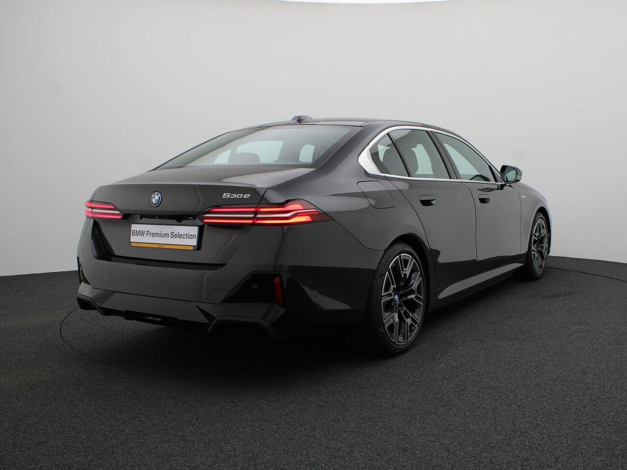 BMW 5-SERIE Sedan 530e M Sportpakket | Innovation Pack | Panoramadak | Driving Assist. Prof. | Comfortstoelen + Ventilatie | 20"