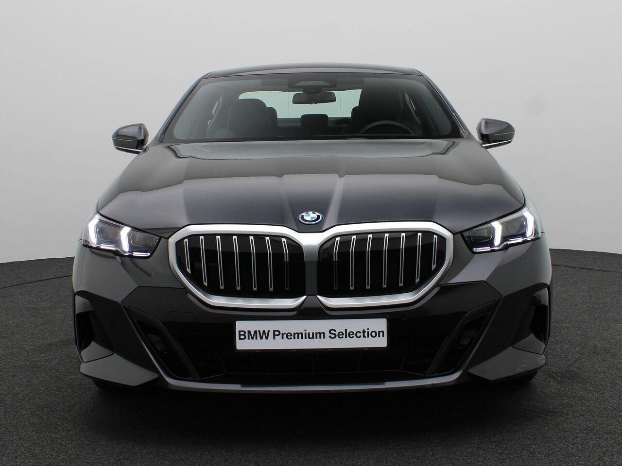 BMW 5-SERIE Sedan 530e M Sportpakket | Innovation Pack | Panoramadak | Driving Assist. Prof. | Comfortstoelen + Ventilatie | 20"