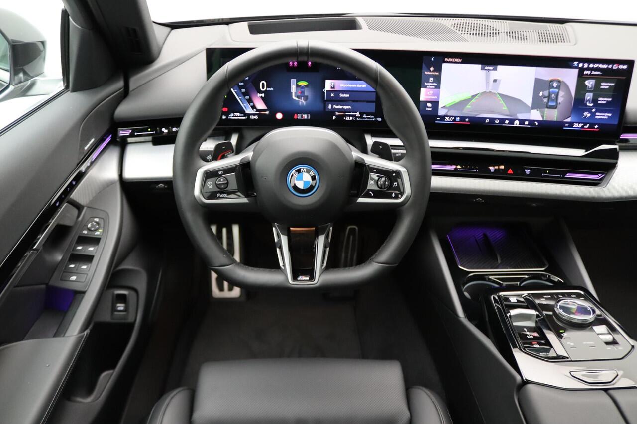 BMW 5-SERIE Sedan 530e M Sportpakket | Innovation Pack | Panoramadak | Driving Assist. Prof. | Comfortstoelen + Ventilatie | 20"