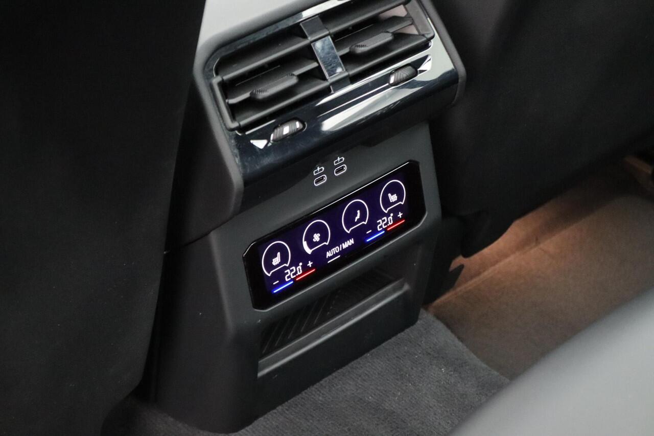 BMW 5-SERIE Sedan 530e M Sportpakket | Innovation Pack | Panoramadak | Driving Assist. Prof. | Comfortstoelen + Ventilatie | 20"