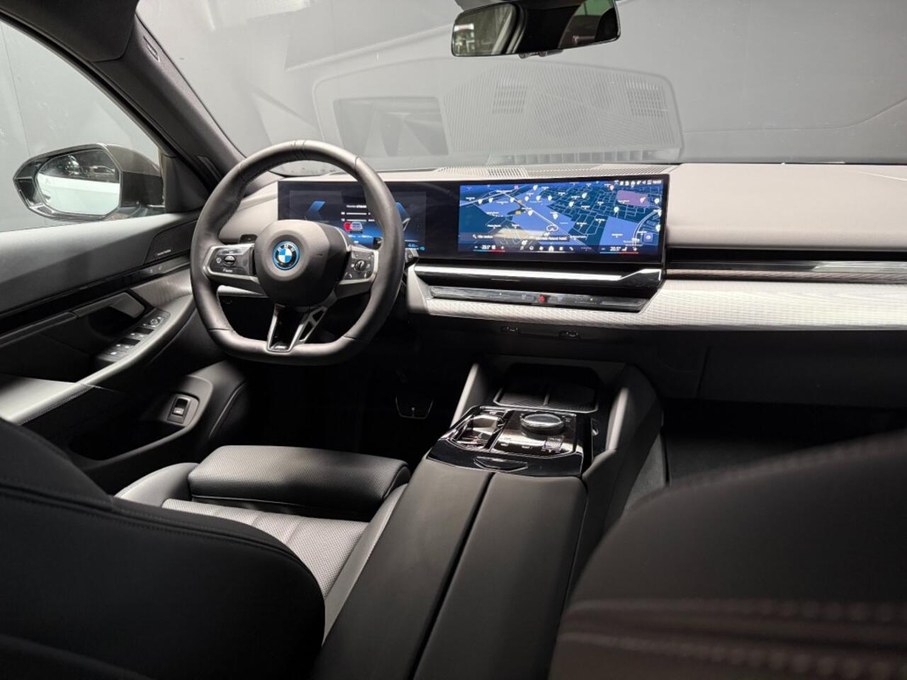 BMW 5-SERIE 530e x-Drive M-Sport Pro-20 inch trekhaak panorama head-up key-less