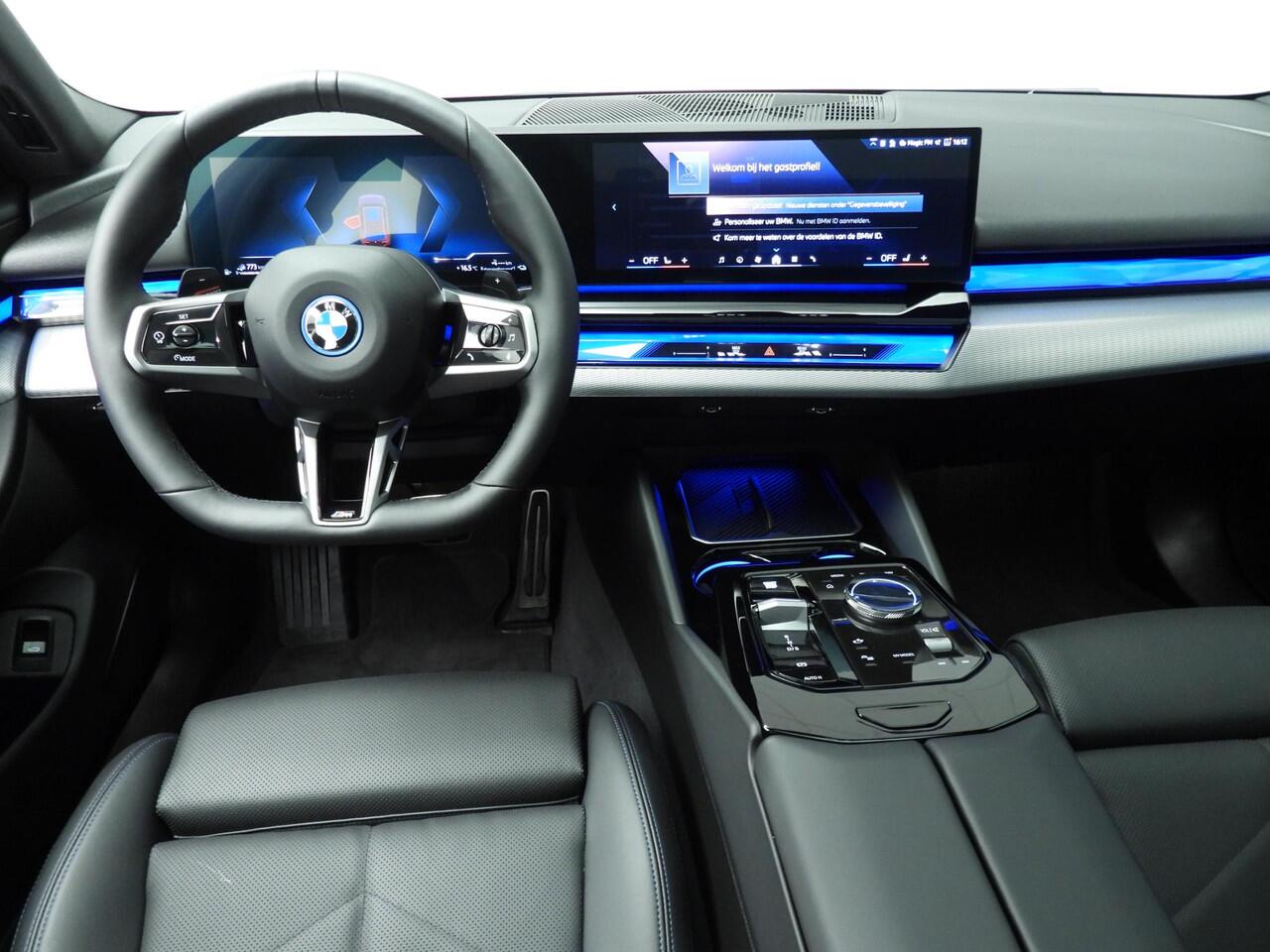 BMW 5-SERIE Touring 530e M-Sportpakket | LED | Navigatie | Trekhaak | Schuifdak | Active cruise | DAB | Harman-kardon sound | Alu 19 inch