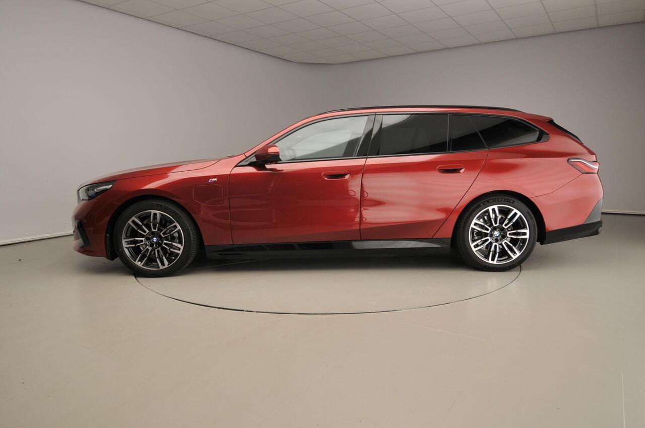 BMW 5-SERIE Touring 530e M-Sportpakket | LED | Navigatie | Trekhaak | Schuifdak | Active cruise | DAB | Harman-kardon sound | Alu 19 inch