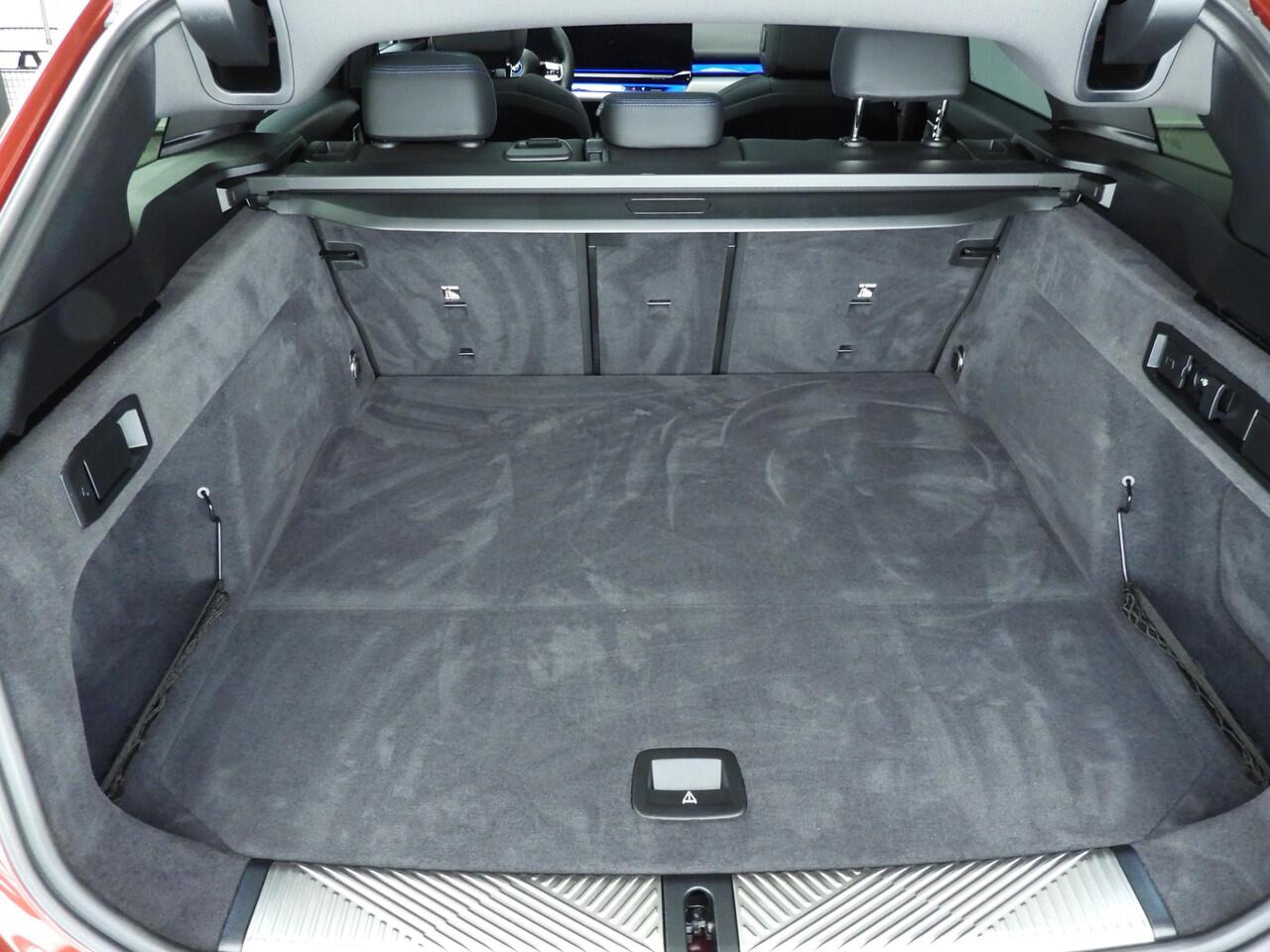 BMW 5-SERIE Touring 530e M-Sportpakket | LED | Navigatie | Trekhaak | Schuifdak | Active cruise | DAB | Harman-kardon sound | Alu 19 inch