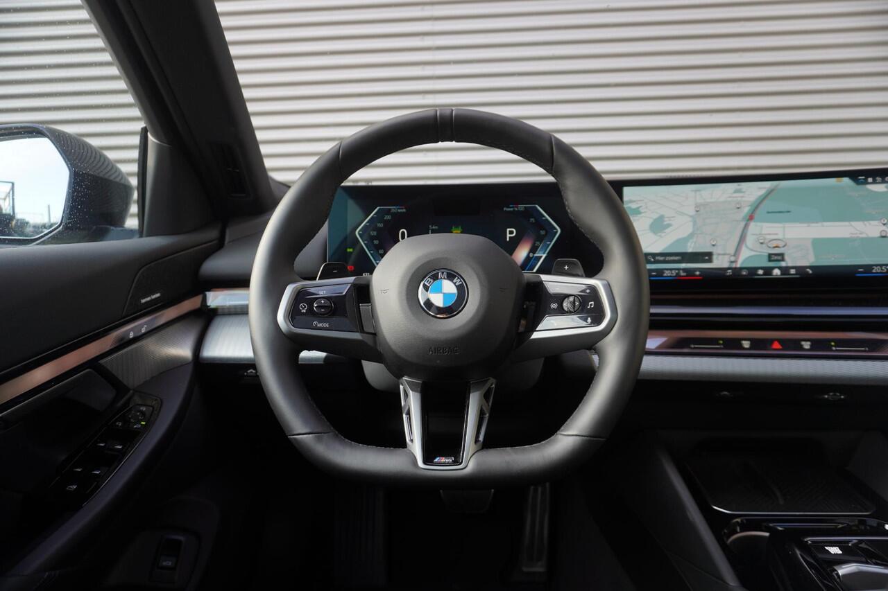 BMW 5-SERIE Touring 520i M Sportpakket | 20 inch LM M Sterspaak | Driving Assistant Plus | Harman-Kardon sound system | Parking Assistant