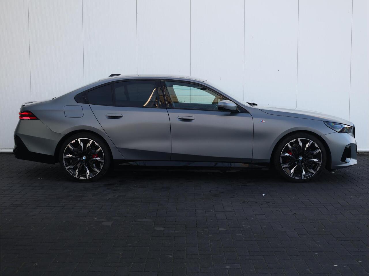 BMW 5-SERIE 530e M Sport Edition M Sportpakket Pro - Elektrische Trekhaak - Panoramadak - Stoelventilatie - B&W - Driving Assistant Professional | Ekris Selection