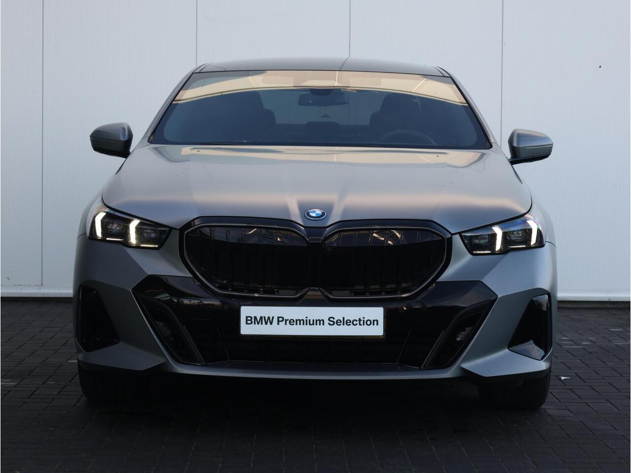 BMW 5-SERIE 530e M Sport Edition M Sportpakket Pro - Elektrische Trekhaak - Panoramadak - Stoelventilatie - B&W - Driving Assistant Professional | Ekris Selection