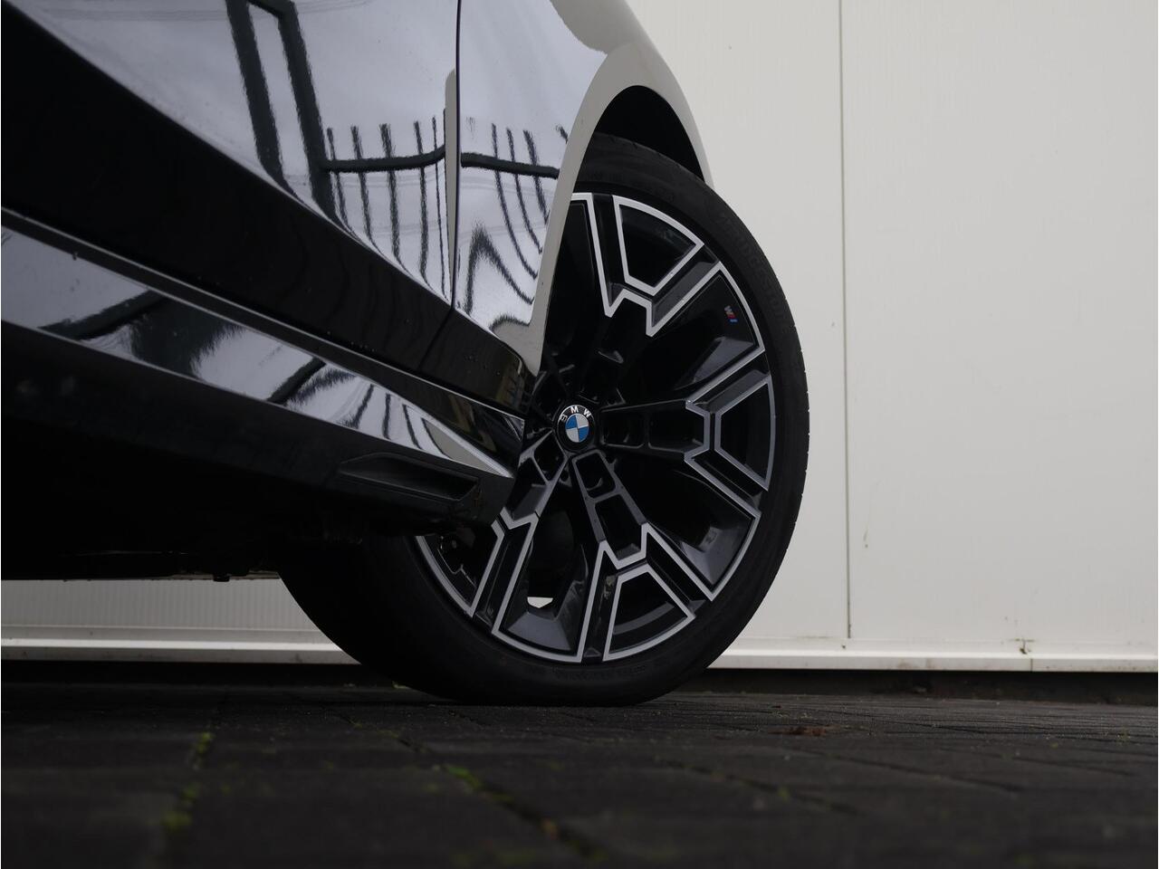 BMW 5-SERIE Touring 520i M Sportpakket Pro | Verwarmd Stuurwiel | Comfort Access | Elektrische Trekhaak | Panoramadak | Harman-Kardon | Stoelverwarming | Ekris Selection