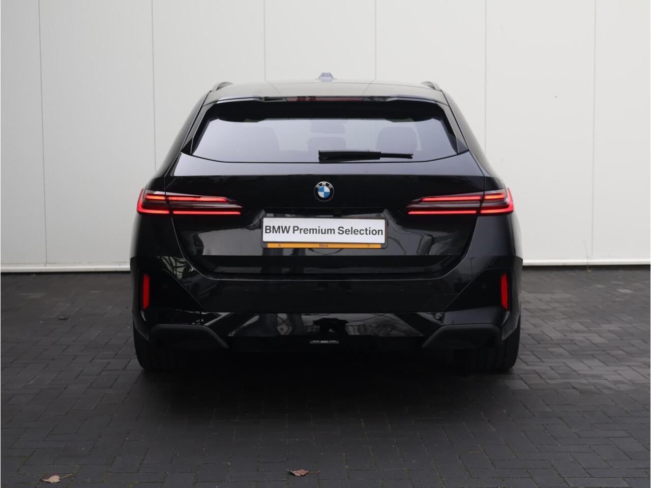 BMW 5-SERIE Touring 520i M Sportpakket Pro | Verwarmd Stuurwiel | Comfort Access | Elektrische Trekhaak | Panoramadak | Harman-Kardon | Stoelverwarming | Ekris Selection