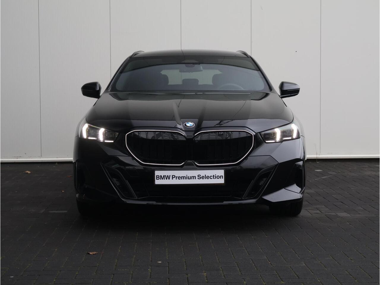 BMW 5-SERIE Touring 520i M Sportpakket Pro | Verwarmd Stuurwiel | Comfort Access | Elektrische Trekhaak | Panoramadak | Harman-Kardon | Stoelverwarming | Ekris Selection