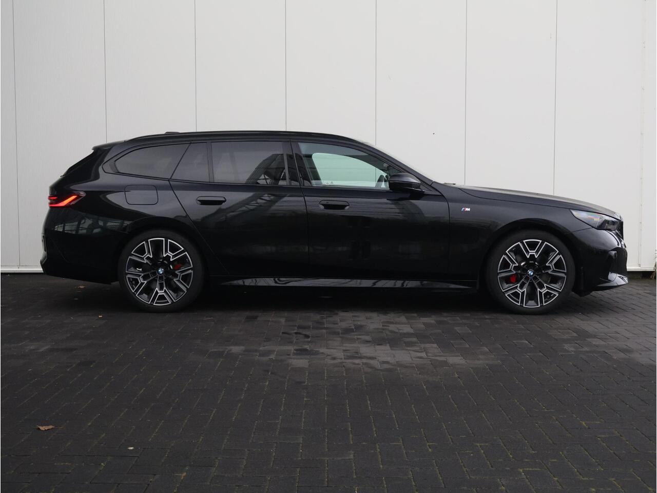 BMW 5-SERIE Touring 520i M Sportpakket Pro | Verwarmd Stuurwiel | Comfort Access | Elektrische Trekhaak | Panoramadak | Harman-Kardon | Stoelverwarming | Ekris Selection