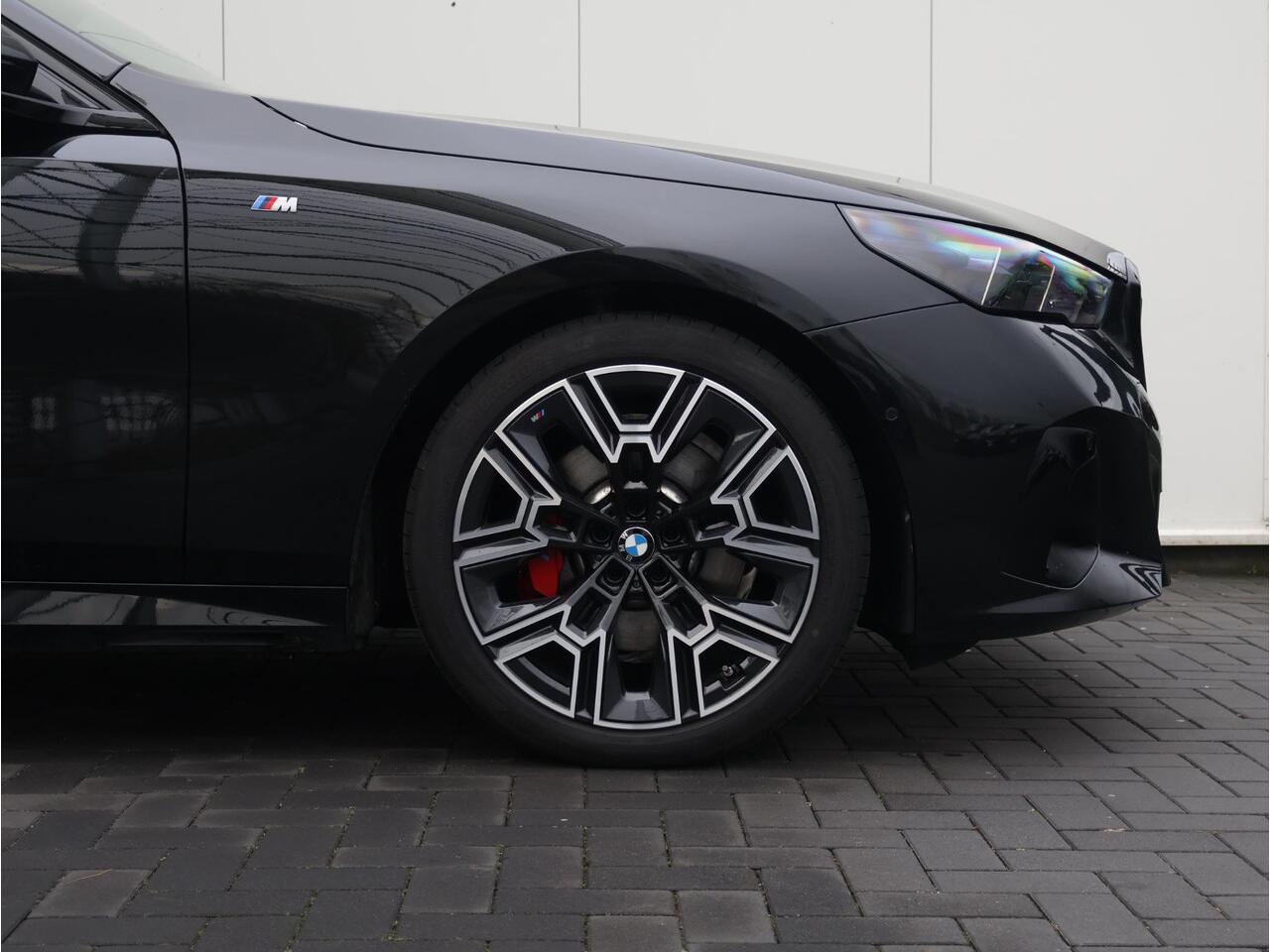 BMW 5-SERIE Touring 520i M Sportpakket Pro | Verwarmd Stuurwiel | Comfort Access | Elektrische Trekhaak | Panoramadak | Harman-Kardon | Stoelverwarming | Ekris Selection