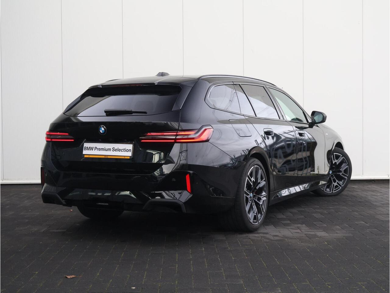 BMW 5-SERIE Touring 520i M Sportpakket Pro | Verwarmd Stuurwiel | Comfort Access | Elektrische Trekhaak | Panoramadak | Harman-Kardon | Stoelverwarming | Ekris Selection