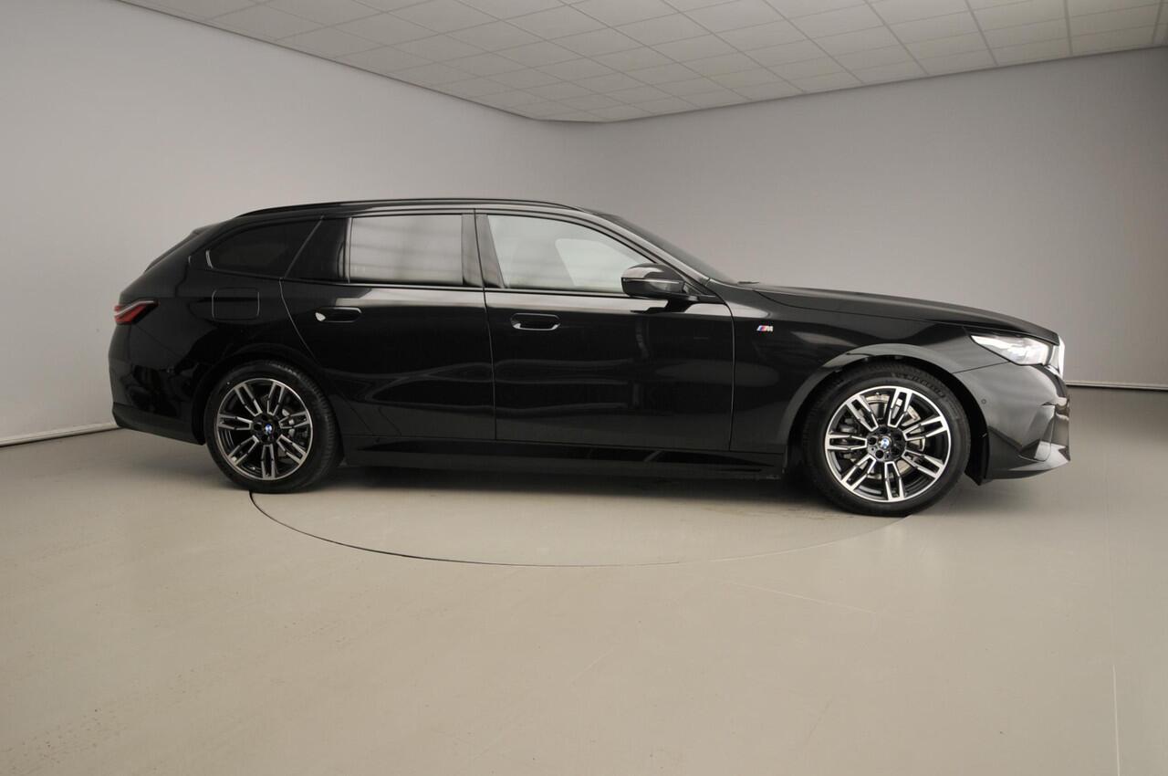 BMW 5-SERIE Touring 530e | M-Sportpakket | LED | Navigatie | Panoramadak | Trekhaak | Sportstoelen | DAB | Harman-kardon sound | Alu 19 inch