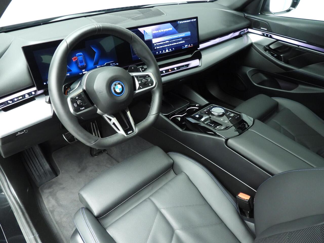 BMW 5-SERIE Touring 530e | M-Sportpakket | LED | Navigatie | Panoramadak | Trekhaak | Sportstoelen | DAB | Harman-kardon sound | Alu 19 inch