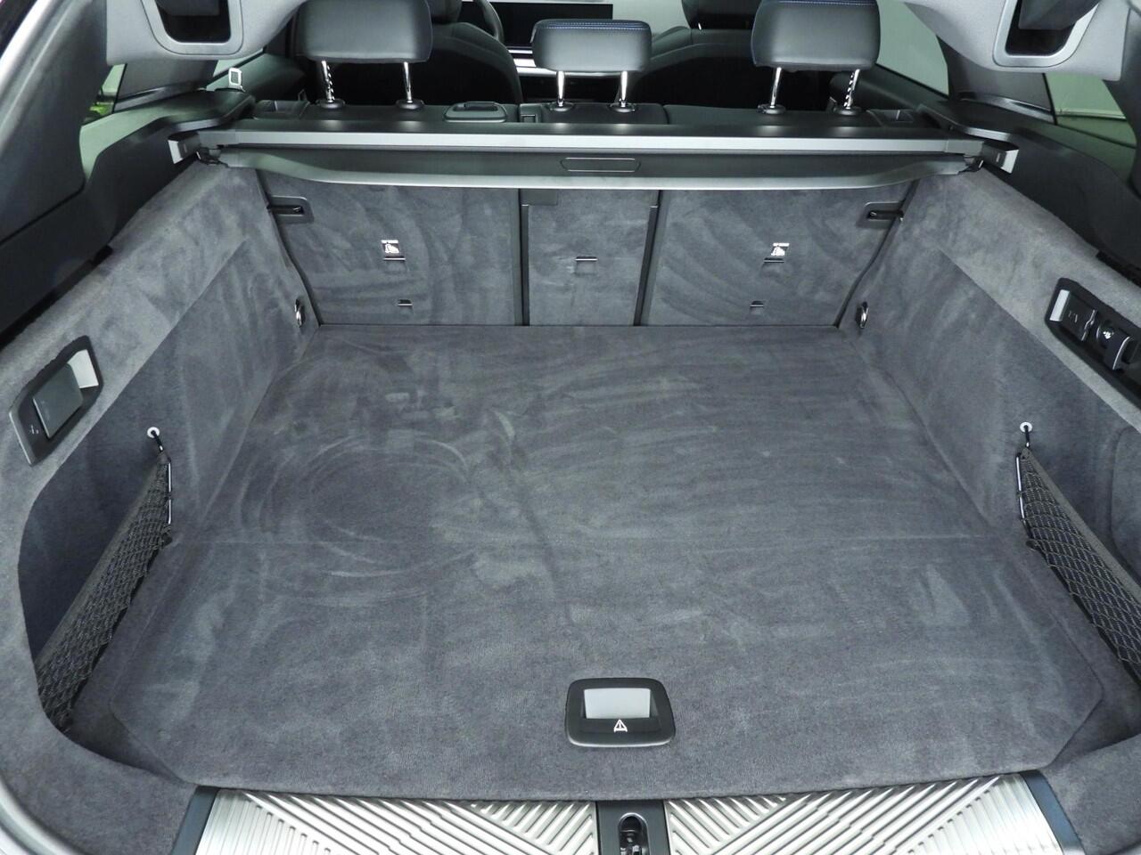 BMW 5-SERIE Touring 530e | M-Sportpakket | LED | Navigatie | Panoramadak | Trekhaak | Sportstoelen | DAB | Harman-kardon sound | Alu 19 inch