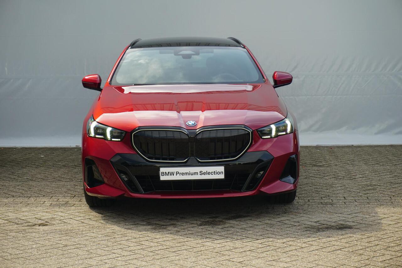 BMW 5-SERIE Touring 530e M Sport Pro | Trekhaak / Comfortstoelen Elektrisch met geheugen / Panoramadak / Head-up / Rondomzicht camera's / Stoelverwarming Voor & Achter / Ekris Selection