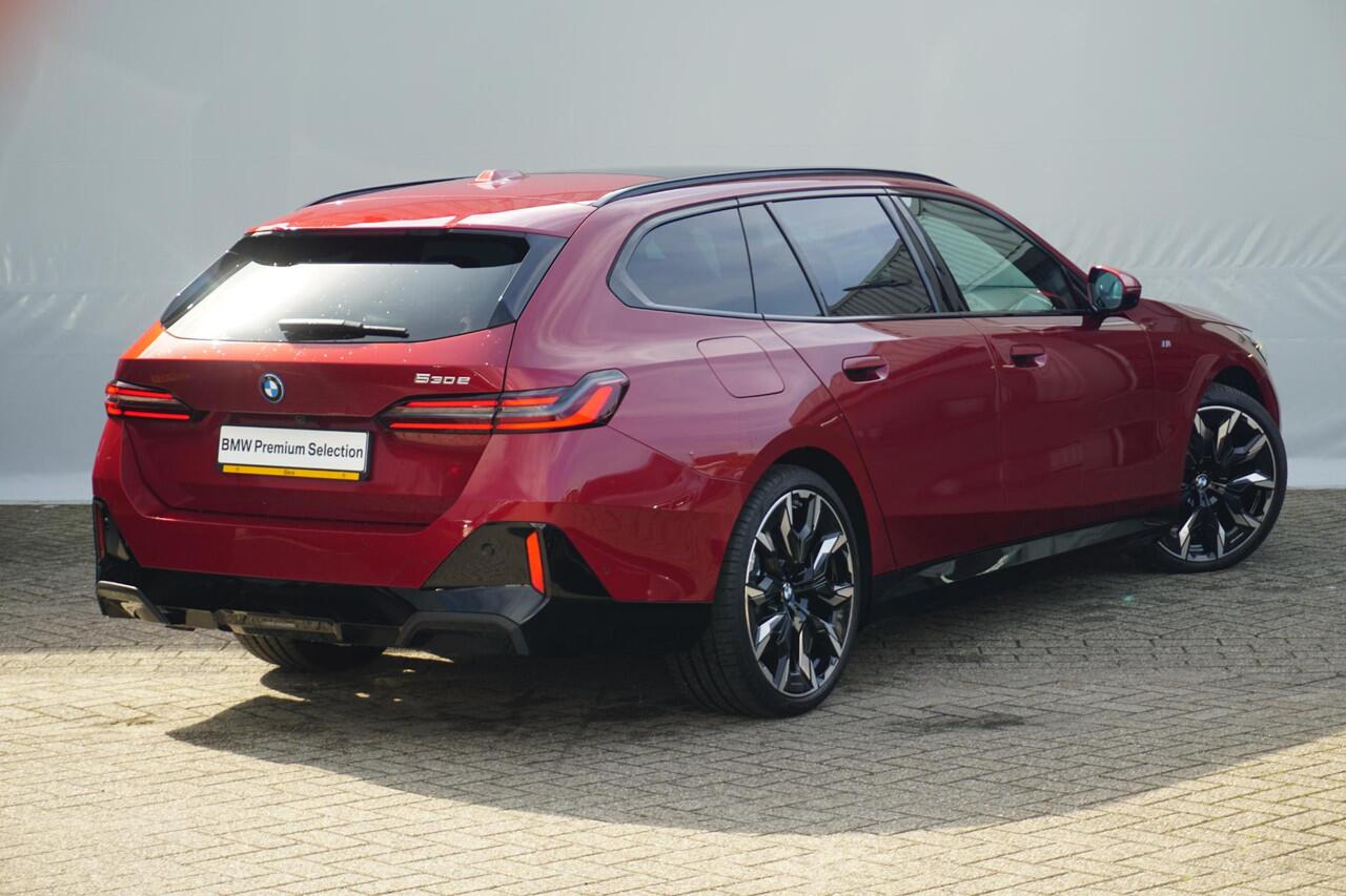 BMW 5-SERIE Touring 530e M Sport Pro | Trekhaak / Comfortstoelen Elektrisch met geheugen / Panoramadak / Head-up / Rondomzicht camera's / Stoelverwarming Voor & Achter / Ekris Selection
