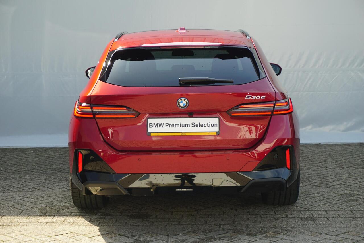 BMW 5-SERIE Touring 530e M Sport Pro | Trekhaak / Comfortstoelen Elektrisch met geheugen / Panoramadak / Head-up / Rondomzicht camera's / Stoelverwarming Voor & Achter / Ekris Selection