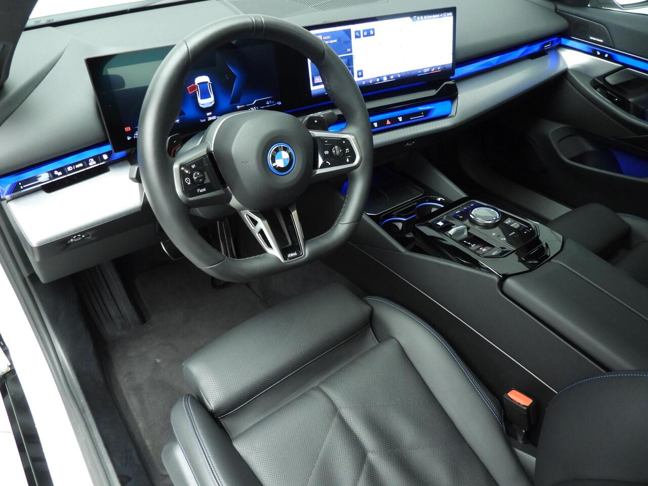 BMW 5-SERIE Sedan 530e | M-Sportpakket | LED | Navigatie | Sportstoelen | Stoelverwarming | DAB | Harman-kardon sound | Alu 20 inch