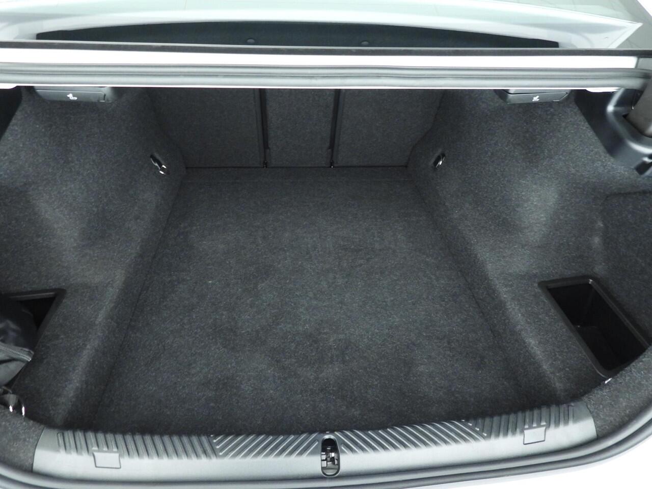 BMW 5-SERIE Sedan 530e | M-Sportpakket | LED | Navigatie | Sportstoelen | Stoelverwarming | DAB | Harman-kardon sound | Alu 20 inch