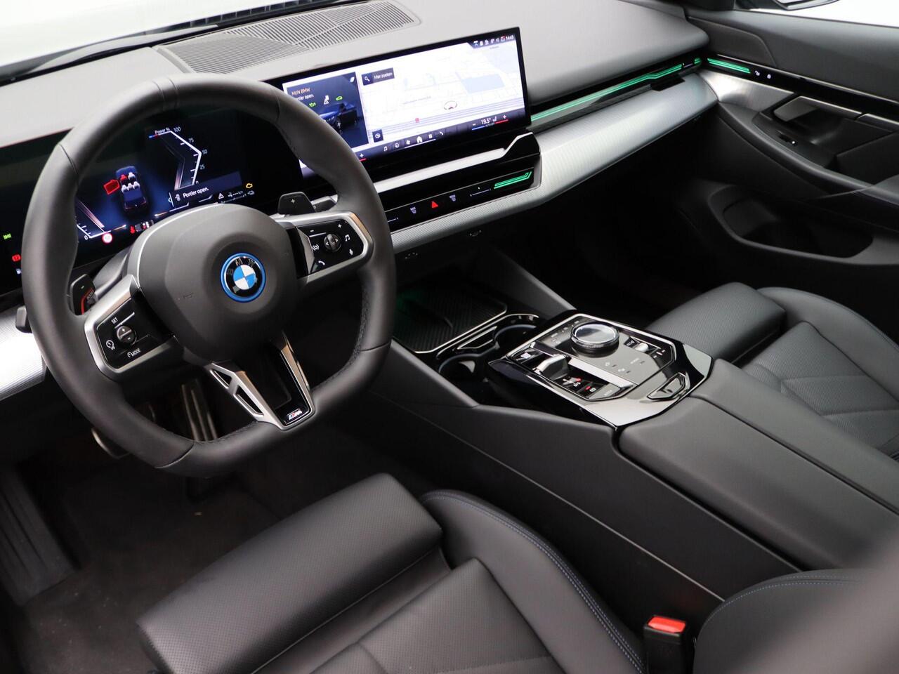 BMW 5-SERIE Sedan 530e M Sportpakket | Achteruitrijcamera | Driving Assistant | 19"