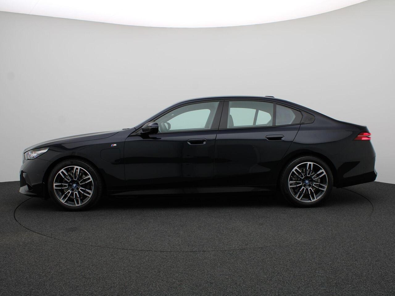 BMW 5-SERIE Sedan 530e M Sportpakket | Achteruitrijcamera | Driving Assistant | 19"