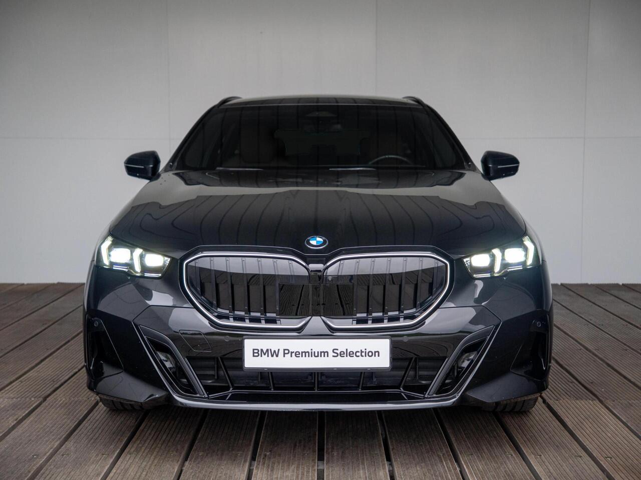 BMW 5-SERIE Touring 520i | M Sportpakket Pro | Innovation Pack | Panoramadak | Comfort Access | Stoelventilatie | Harman-Kardon | 20'' | Trekhaak