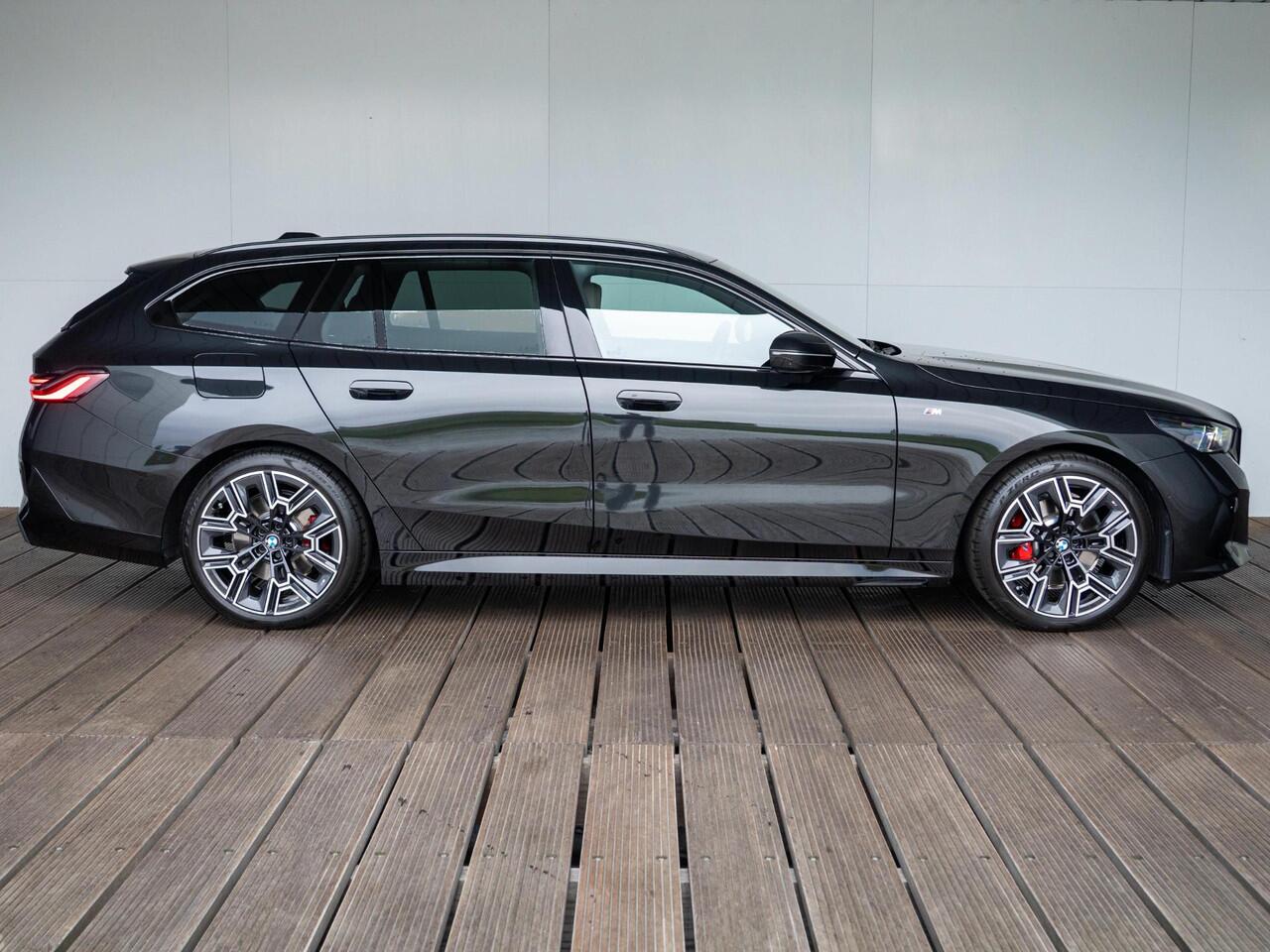 BMW 5-SERIE Touring 520i | M Sportpakket Pro | Innovation Pack | Panoramadak | Comfort Access | Stoelventilatie | Harman-Kardon | 20'' | Trekhaak