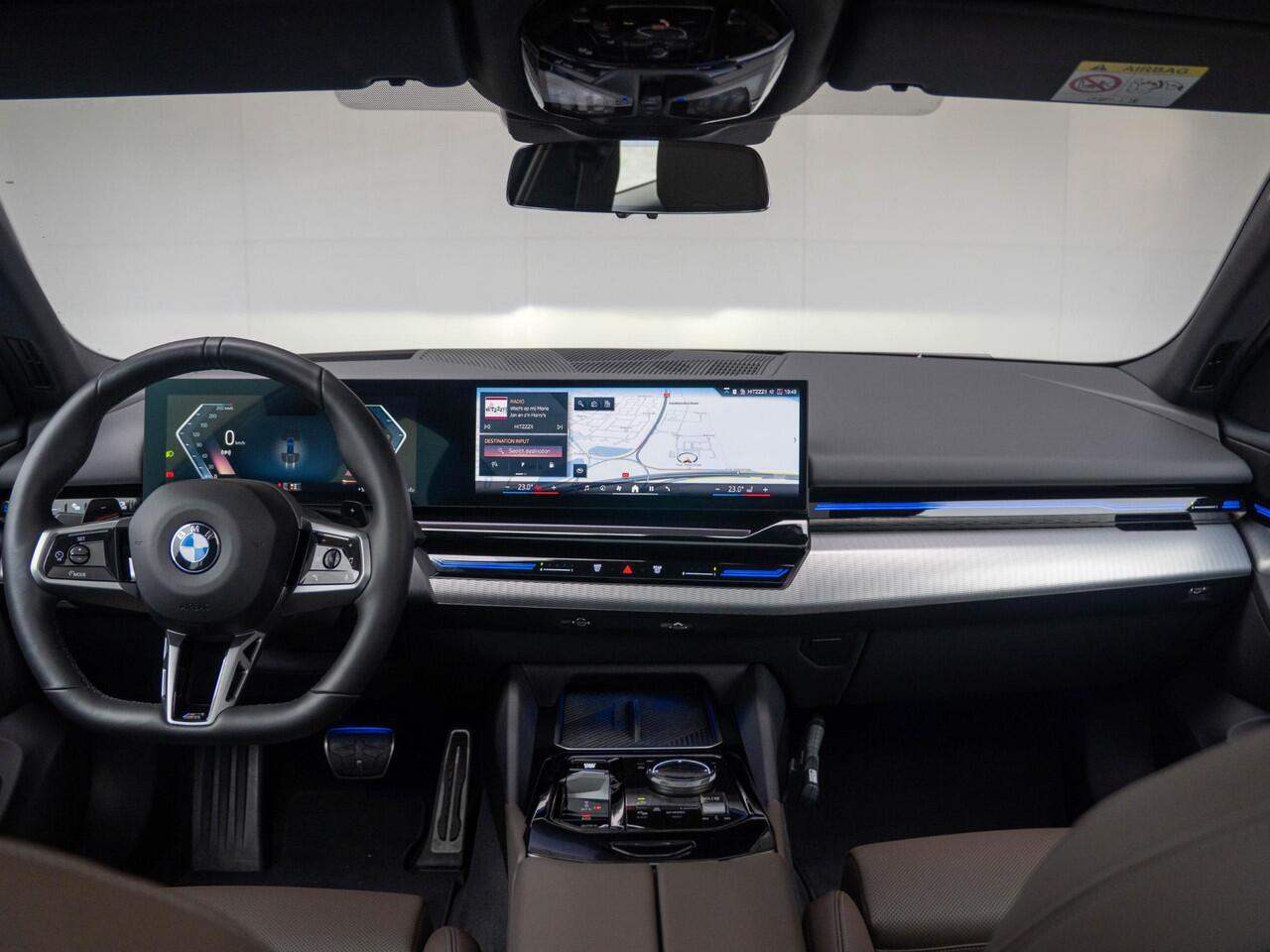 BMW 5-SERIE Touring 520i | M Sportpakket Pro | Innovation Pack | Panoramadak | Comfort Access | Stoelventilatie | Harman-Kardon | 20'' | Trekhaak