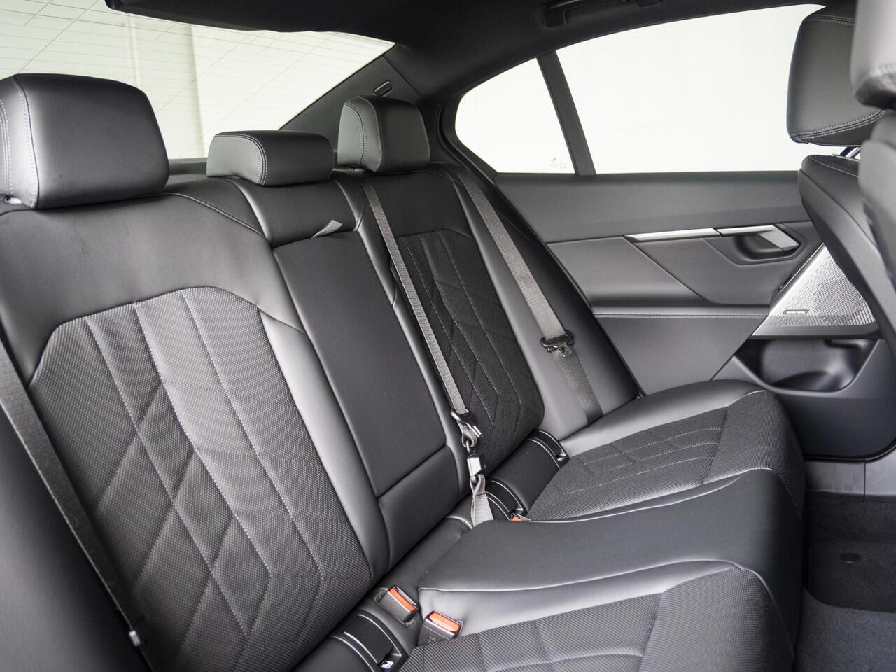 BMW 5-SERIE Sedan 520i | M Sportpakket | Innovation Pack | Verwarmd Stuurwiel | Comfort Access | Panoramadak | Stoelverwarming | Harman-Kardon | Trekhaak | Ekris Selection