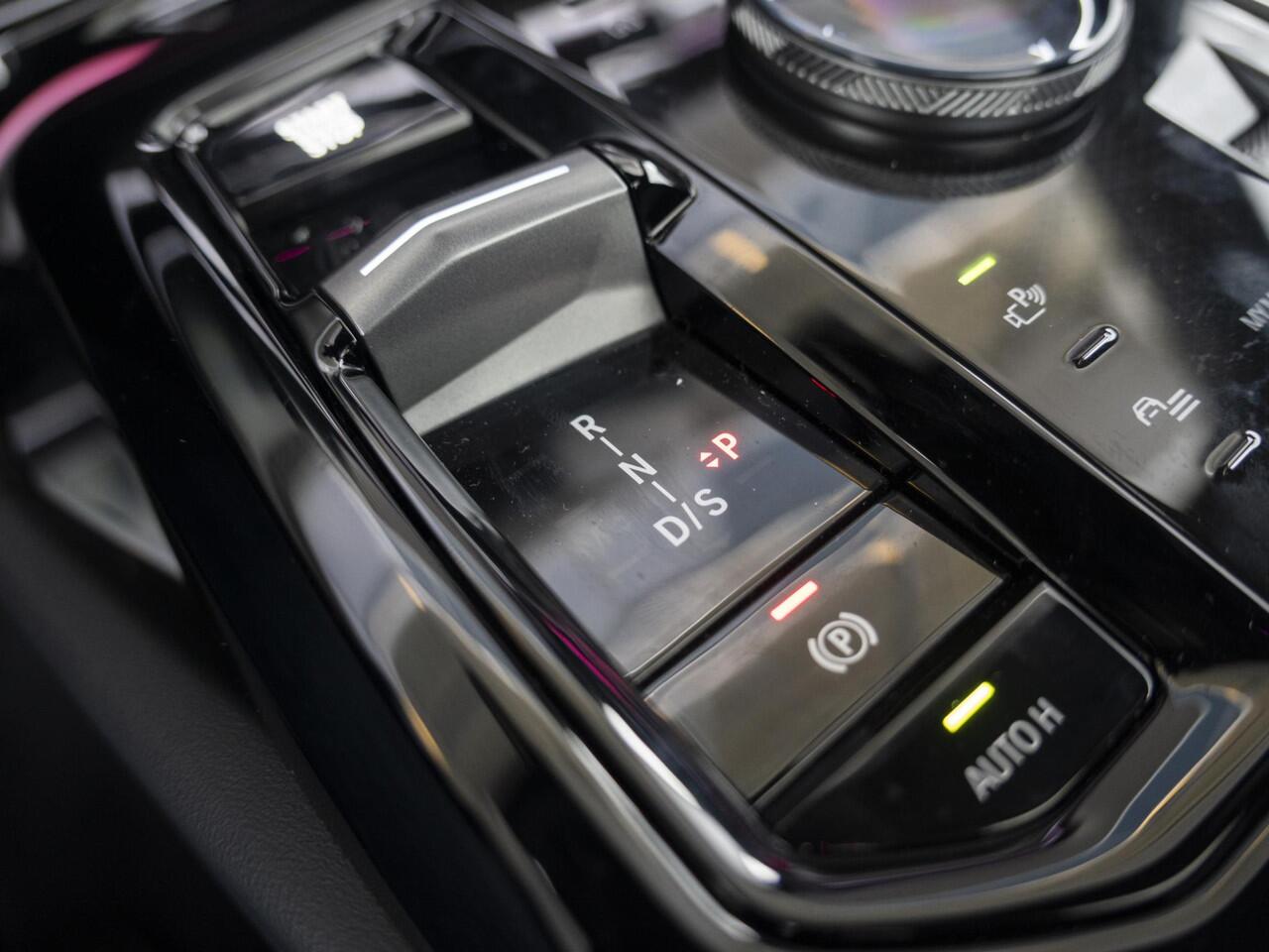 BMW 5-SERIE Sedan 520i | M Sportpakket | Innovation Pack | Verwarmd Stuurwiel | Comfort Access | Panoramadak | Stoelverwarming | Harman-Kardon | Trekhaak | Ekris Selection