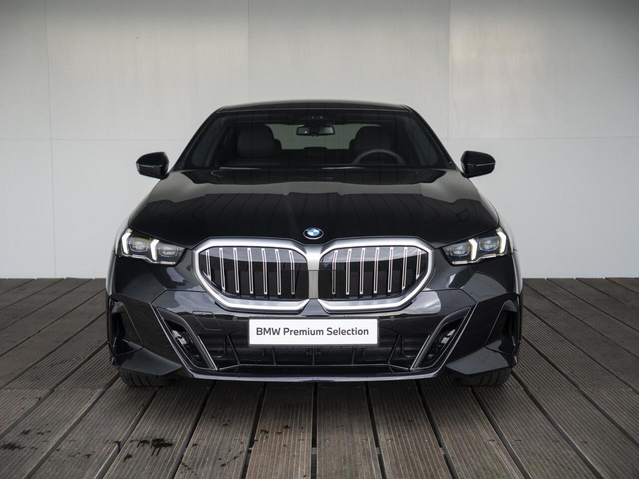 BMW 5-SERIE Sedan 520i | M Sportpakket | Innovation Pack | Verwarmd Stuurwiel | Comfort Access | Panoramadak | Stoelverwarming | Harman-Kardon | Trekhaak | Ekris Selection