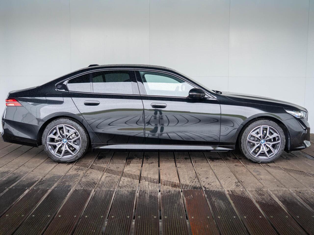 BMW 5-SERIE Sedan 520i | M Sportpakket | Innovation Pack | Verwarmd Stuurwiel | Comfort Access | Panoramadak | Stoelverwarming | Harman-Kardon | Trekhaak | Ekris Selection