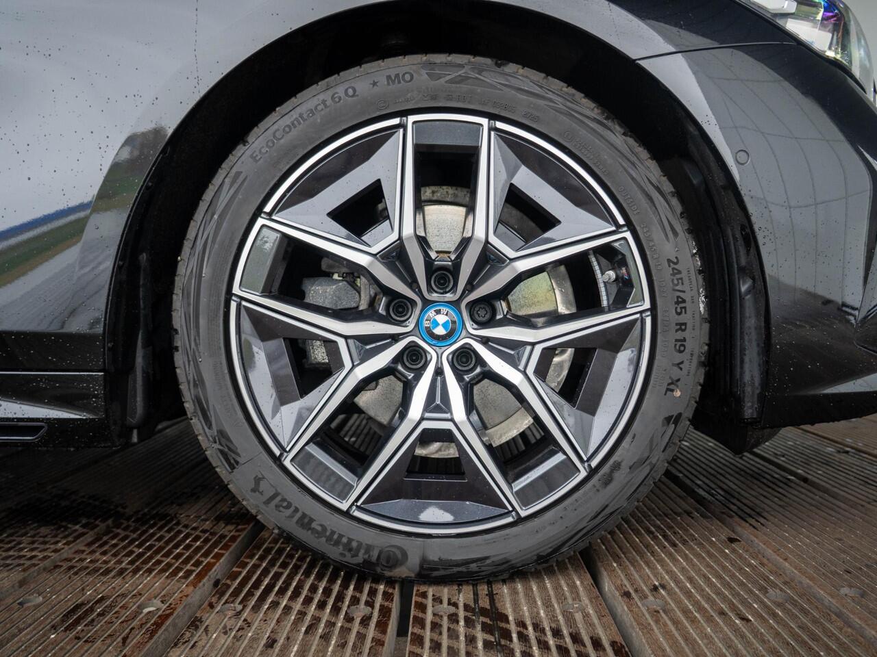 BMW 5-SERIE Sedan 520i | M Sportpakket | Innovation Pack | Verwarmd Stuurwiel | Comfort Access | Panoramadak | Stoelverwarming | Harman-Kardon | Trekhaak | Ekris Selection