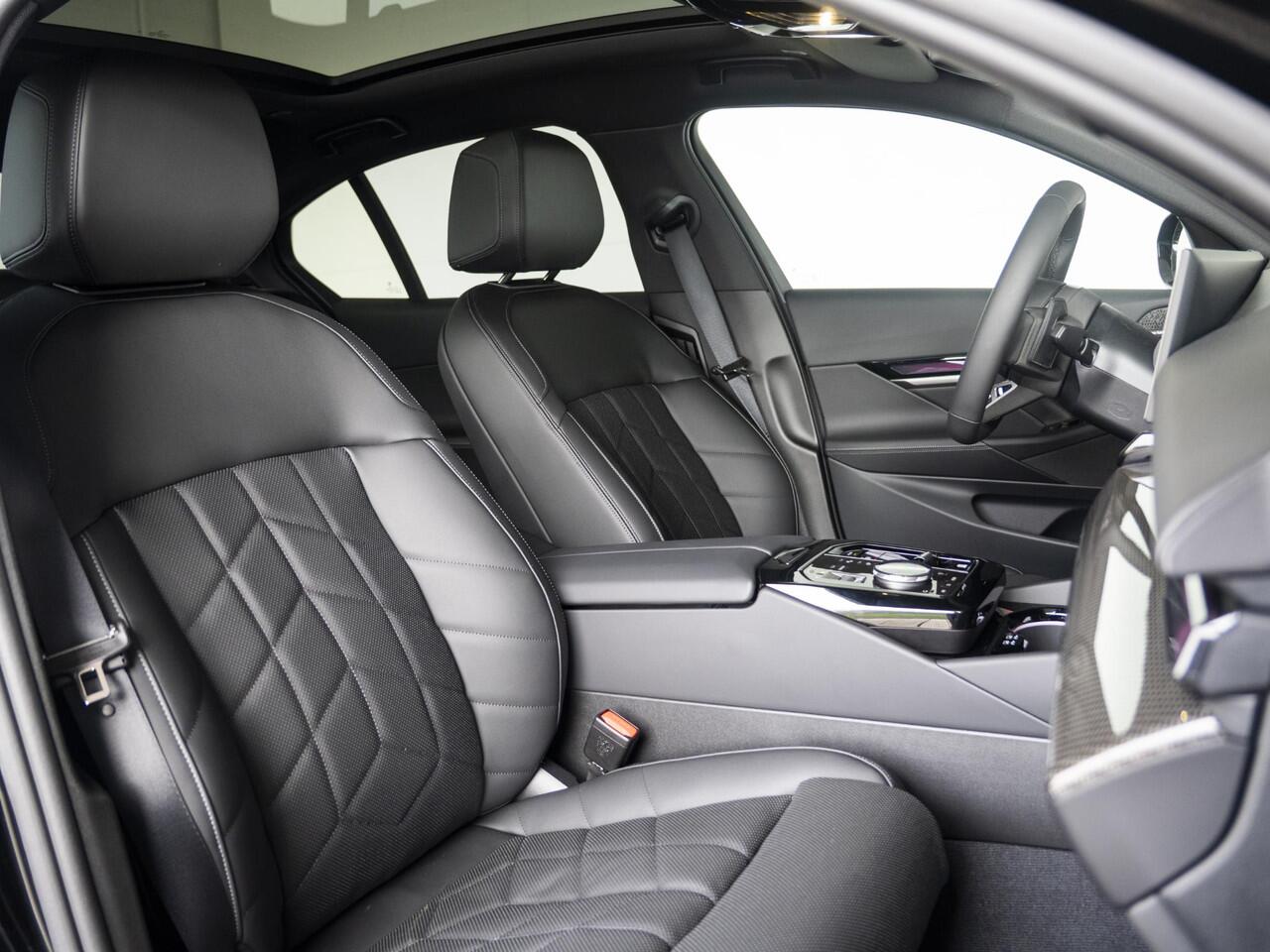 BMW 5-SERIE Sedan 520i | M Sportpakket | Innovation Pack | Verwarmd Stuurwiel | Comfort Access | Panoramadak | Stoelverwarming | Harman-Kardon | Trekhaak | Ekris Selection