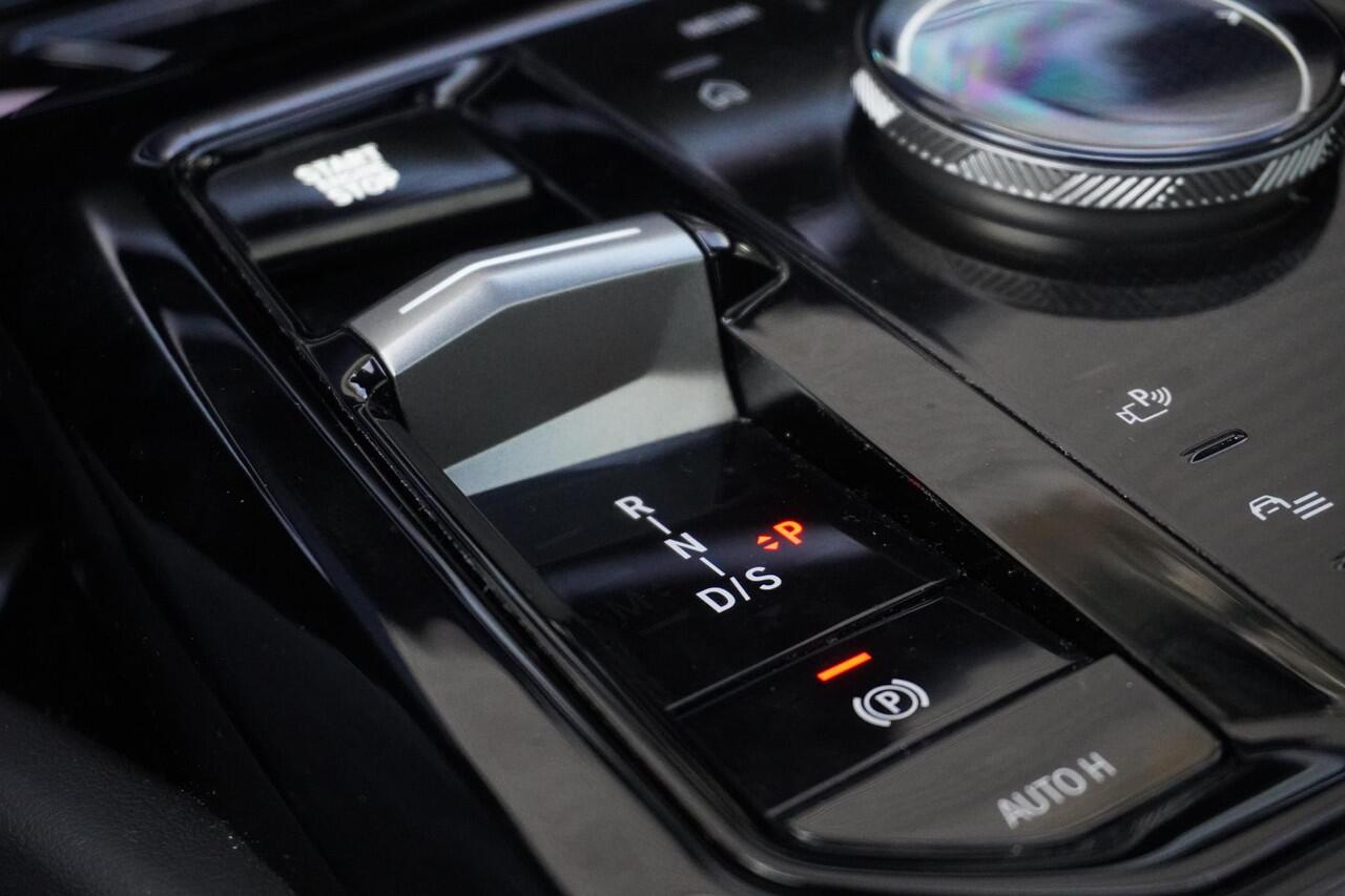 BMW 5-SERIE Touring 550e xDrive M Sportpakket Pro | Innovation Pack | Glazen panoramadak | Comfort Access | Trekhaak met elektrisch wegklapbare kogel