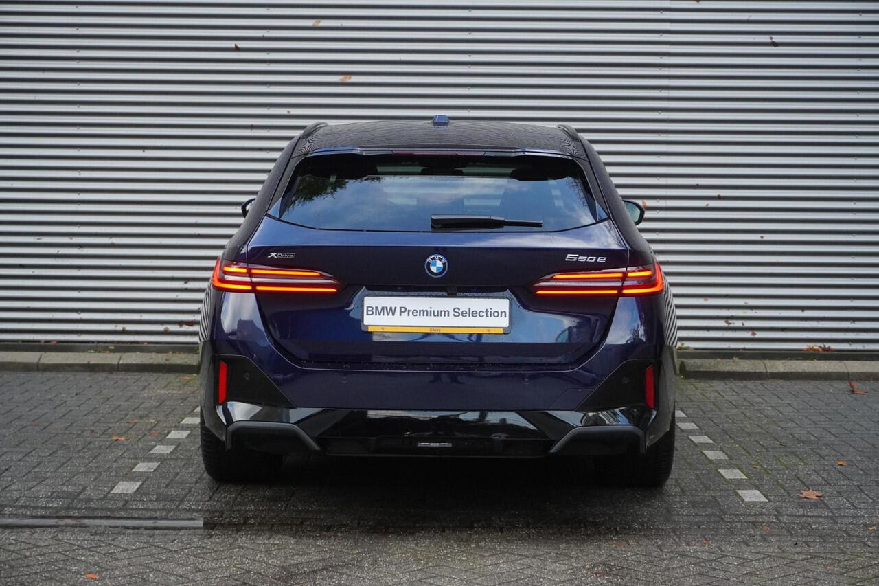 BMW 5-SERIE Touring 550e xDrive M Sportpakket Pro | Innovation Pack | Glazen panoramadak | Comfort Access | Trekhaak met elektrisch wegklapbare kogel