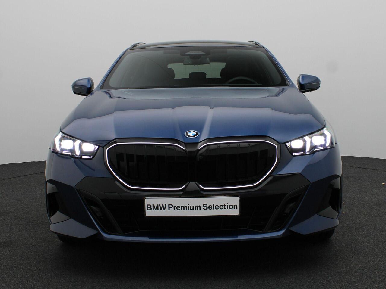 BMW 5-SERIE Touring 530e M Sportpakket Pro | Innovation Pack | Travel Pack | Comfort Pack | Stuurwielrand Verwarmd | Adaptief Onderstel Professional | Trekhaak | Panoramadak | Stoelventilatie | Bowers & Wilkins | 20'' | Ekris Selection