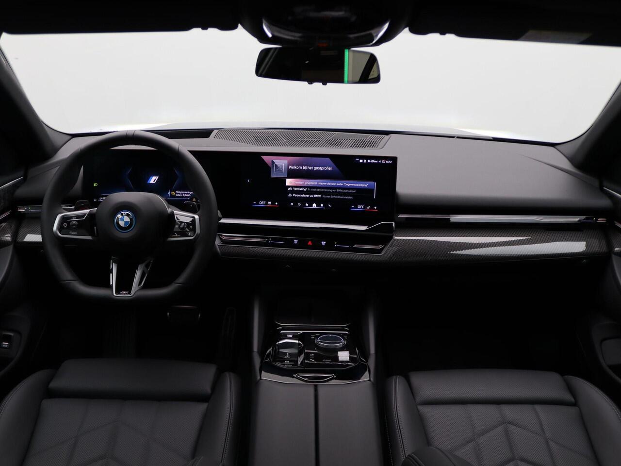 BMW 5-SERIE Touring 530e M Sportpakket Pro | Innovation Pack | Travel Pack | Comfort Pack | Stuurwielrand Verwarmd | Adaptief Onderstel Professional | Trekhaak | Panoramadak | Stoelventilatie | Bowers & Wilkins | 20'' | Ekris Selection