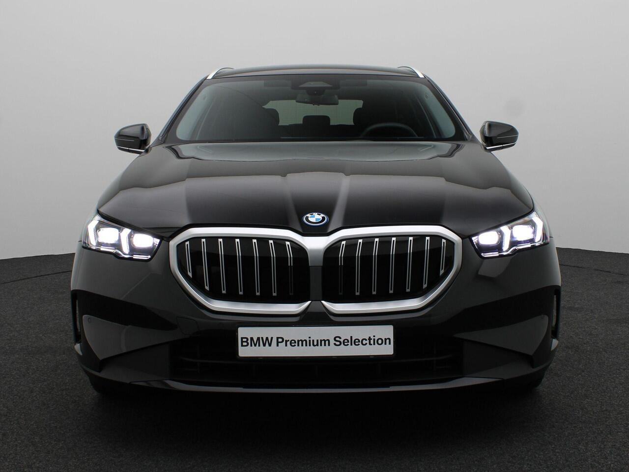 BMW 5-SERIE Touring 550e xDrive Driving Assistant | Achteruitrijcamera | Stoelventilatie | Harman-Kardon | Trekhaak | 19''