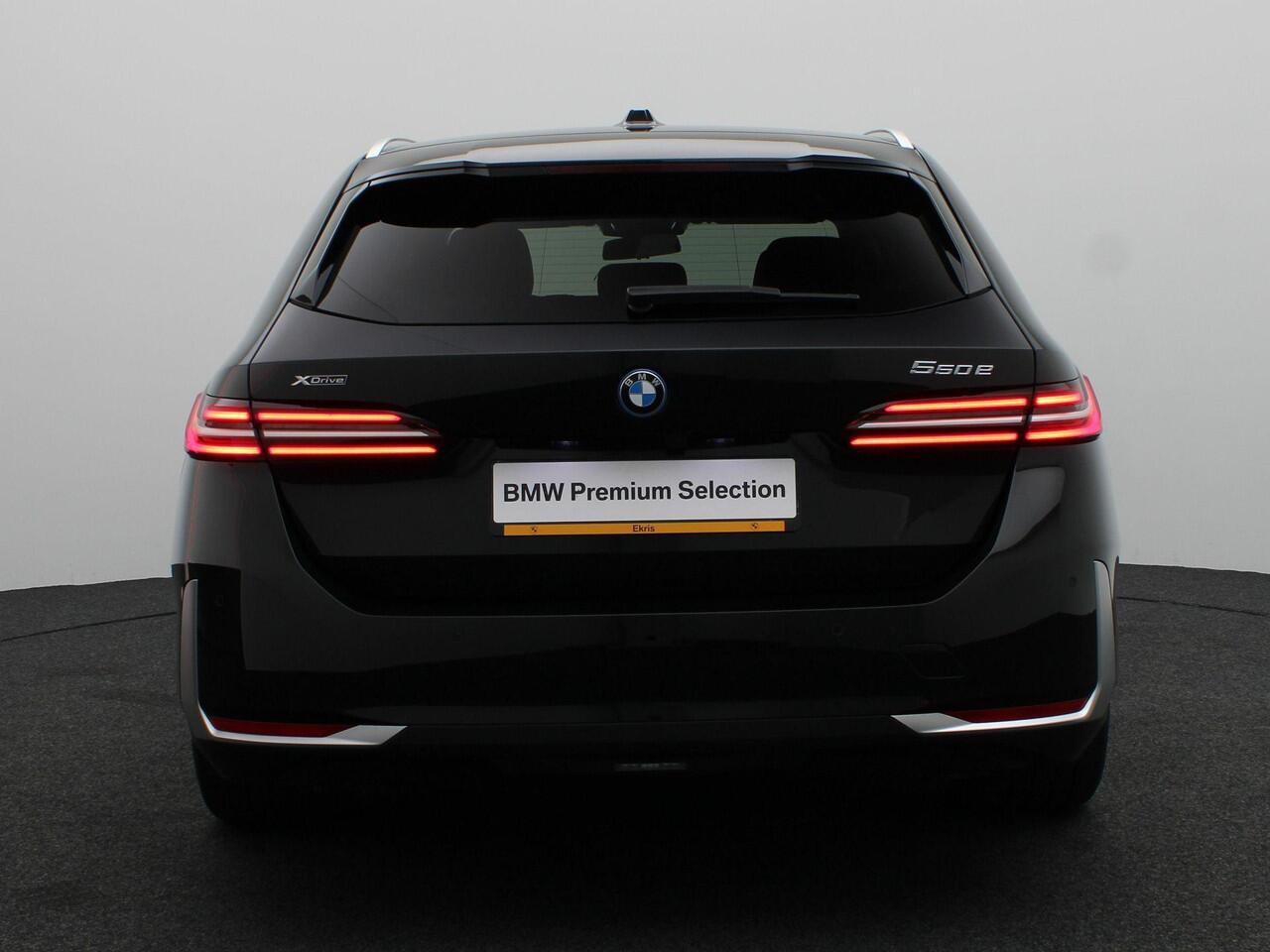 BMW 5-SERIE Touring 550e xDrive Driving Assistant | Achteruitrijcamera | Stoelventilatie | Harman-Kardon | Trekhaak | 19''