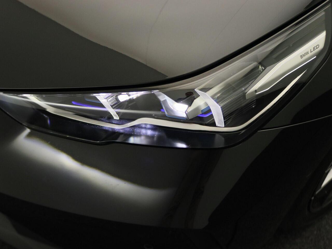 BMW 5-SERIE Touring 550e xDrive Driving Assistant | Achteruitrijcamera | Stoelventilatie | Harman-Kardon | Trekhaak | 19''