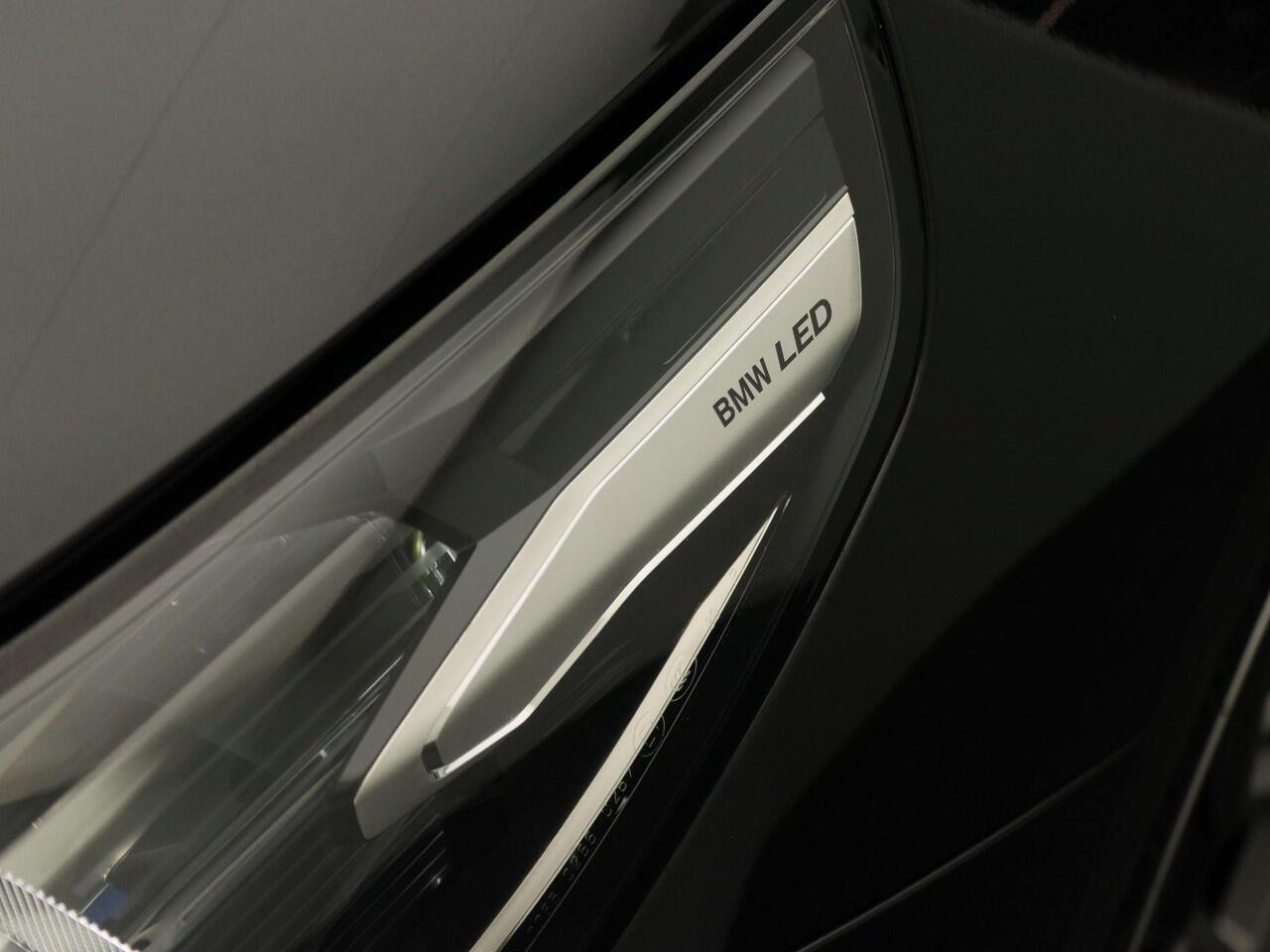 BMW 5-SERIE Touring 550e xDrive Driving Assistant | Achteruitrijcamera | Stoelventilatie | Harman-Kardon | Trekhaak | 19''