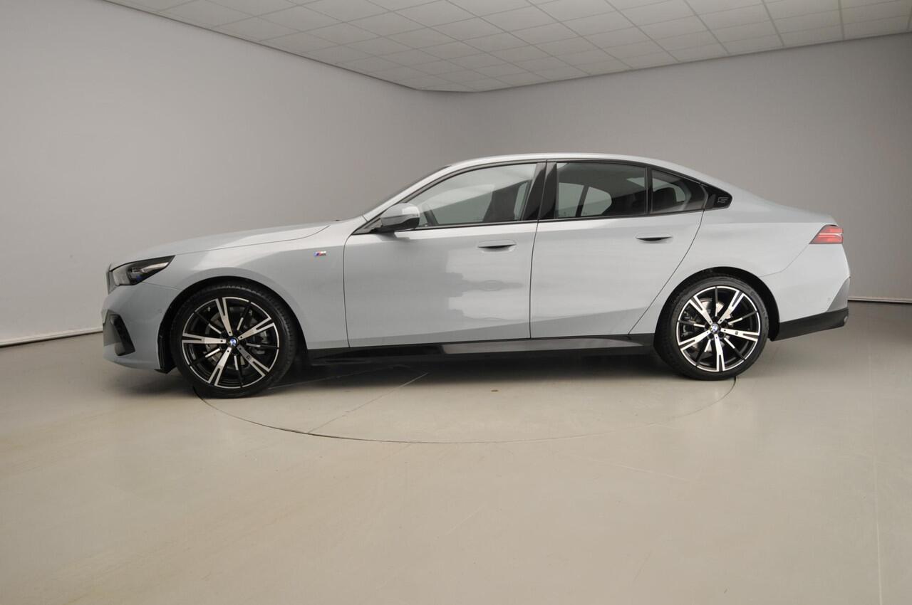 BMW 5-SERIE Sedan 520i | M-Sportpakket | LED | Leder | HUD | Elektr. zetels | Sportstoelen | DAB | Harman-kardon sound | Alu 20 inch